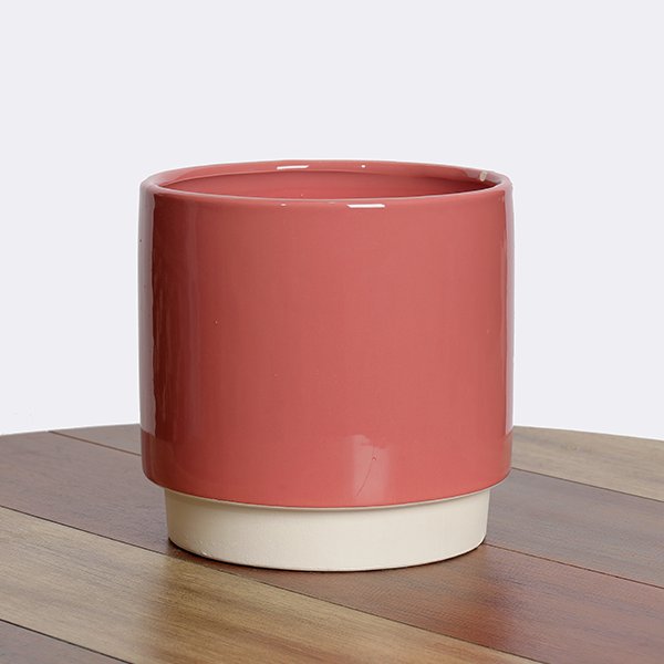 حوض سيراميك باللون الوردي بقاعدة بيضاء.